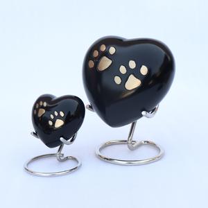 Urna de Cremación Moderna de Latón con Forma de Corazón para Mascotas, Grabada, Hecha a Mano, de Alta Calidad - Product Image 4