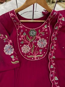 Conjunto de traje Anarkali de viscosa y seda romana para mujer con bordado a mano de múltiples hilos y dupatta de seda Chanderi - Product Image 5