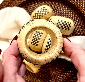 Porte-serviettes en rotin artisanal, parfait pour la présentation de table, la maison, la cuisine, les restaurants et les occasions spéciales, en provenance d'Inde. - Product Image 6