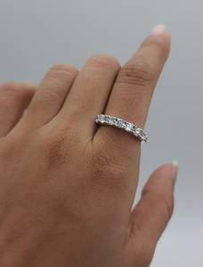 Bague en or avec 7 diamants de laboratoire de 1,05 carat |   Bijoux de mariage et d'anniversaire empilables en or 18 carats certifiés IGI - Product Image 1