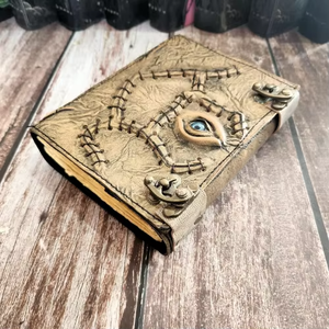 Carnet en cuir vintage classique Hocus Pocus, livre de sorts œil maléfique, fait main, décoration religieuse Halloween, artisanat sorcière, en cuir de vache et alliage - Product Image 2