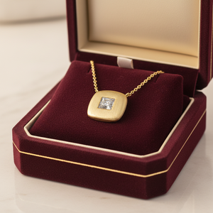 Collar con Colgante Cuadrado de Circonita Cúbica en Plata Chapada en Oro de 14K, Conjunto de Joyería Fina con Acabado Mate, Regalo para Fiesta o Aniversario - Product Image 6