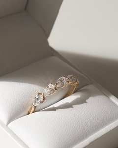 Anillo de Boda con Cinco Diamantes Cultivados en Laboratorio con Corte de Pera, Oro Sólido de 14K, Regalo de Aniversario de Lujo - Product Image 5