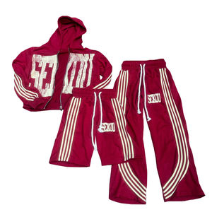 Ensemble de survêtement réversible et respirant pour homme, décontracté, rouge uni, pour l'hiver, disponible en trois couleurs, avec logo personnalisé imprimé sur le devant. - Product Image 1