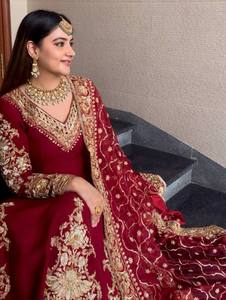 Robe Anarkali élégante pour femmes, rouge, en faux georgette, avec des fils et des sequins, bordure en dentelle sur 4 côtés, haut et pantalon avec dupatta assorti - Product Image 2