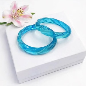 กำไลเรซิ่นพรีเมียมแบบเกลียว ผิวเรียบเนียน สีฟ้า น่ารัก สวยงาม กำไลเรซิ่นหรูหรา งานศิลปะเรซิ่นใส - Product Image 1