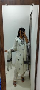 Nuevo 2025 puro Khadi algodón cuello en V bordado Color blanco bloque de mano impreso peso ligero elegante Kurti conjunto para mujeres o niñas - Product Image 4