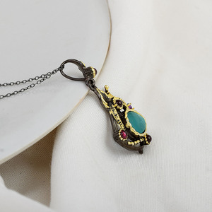Colgante vintage de plata de ley S925 chapado en oro de 22K con turquesa, granate y amatista en engaste de bisel, diseño temático, joyería fina. - Product Image 3