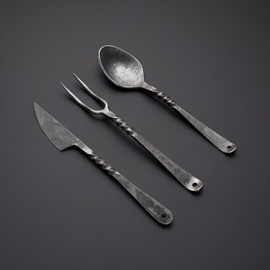 Ensemble de couverts en fer faits à la main avec un design antique moderne gravé, couverts en fer écologiques pour la décoration de la maison et les cadeaux - Product Image 2