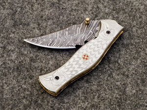 Cuchillo Plegable MORTAL SAGA de Acero de Damasco con Hoja de Borde Liso y Punta Caída, Mango con Patrón Grabado, Multifunción para Uso Exterior, Personalizado - Product Image 2