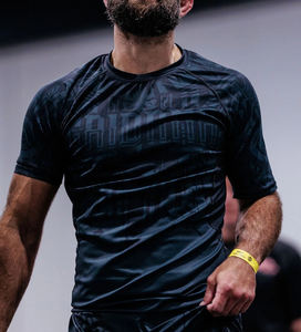 Diseña tu propia camiseta de rash guard personalizada para academia y gimnasio. Precio al por mayor. Camiseta de rash guard negra lisa para exteriores. - Product Image 6