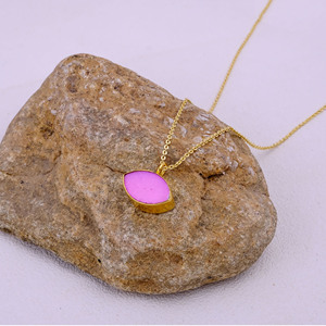 Colgante de latón hecho a mano con drusa de azúcar rosa, cadena de eslabones chapada en oro de 18 quilates, joyería de piedra natural, regalo minimalista de lujo para mujer - Product Image 4