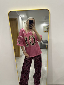 Camiseta Gráfica Oversize de Malla Rosa Personalizada Unisex para Fútbol Americano, Estilo Urbano, Transpirable, Proveedor OEM al por Mayor - Product Image 3