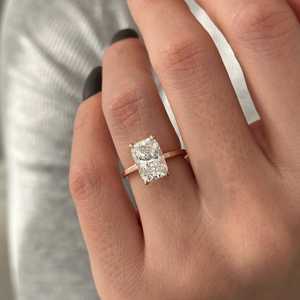 Bague de fiançailles en or jaune 14 carats avec diamant coussin allongé de 3 carats serti sur griffes, bague de mariage unique et délicate, certifiée IGI - Product Image 6