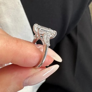 Bague classique à trois pierres pour femme en or blanc 18 carats, diamant de laboratoire taille émeraude 5 carats, certifié IGI, clarté VVS, design tendance - Product Image 4