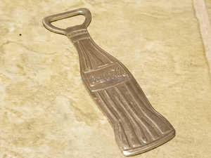 Abridor de Botellas Metálico de Diseño Moderno con Acabado Plateado, Perfecto para Decoración del Hogar y Bodas - Product Image 2