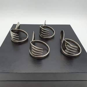 Porta servilletas de metal hecho a mano para servilletas de tela, accesorio perfecto para la decoración de la mesa en cenas. - Product Image 1