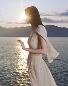 Nouvelle Collection Chemisiers et Blouses Sans Manches pour Femmes OBSIDIAN FLOW CAPE Élégants en Triacétate Coréen Premium Soyeux Été Printemps ODM - Product Image 5
