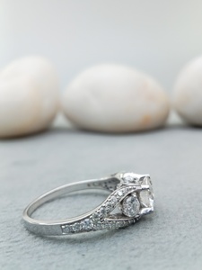 แหวนแต่งงานทรงทันสมัยสำหรับผู้หญิงจาก D'VINS JEWELS ประดับเพชรทรงบริลเลียนต์สี D ขาว ชุบเงินและทองคำ พร้อมใบรับรอง - Product Image 5