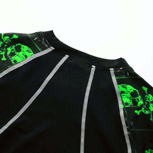 เสื้อรัดรูปสำหรับฝึกซ้อม MMA พิมพ์ลายกะโหลกสีดำเขียว แบบซับลิเมชั่นสั่งทำได้ ไซส์อเมริกา - Product Image 4