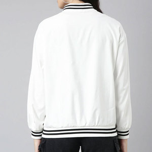 Chaquetas Varsity Personalizadas para Mujer del Fabricante OEM con Mangas de Cuero Transpirable, Bordado Personalizado al por Mayor - Product Image 2