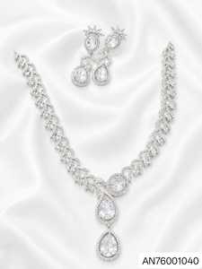 Conjunto de Collar y Aretes A.D Silver para Mujer, Diseño Geométrico con Cristales de Imitación, Alta Calidad, Último Diseño, Plateado para Fiestas - Product Image 1