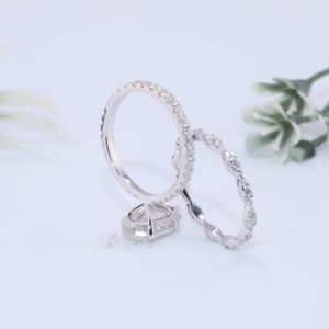 Anillo de compromiso de oro blanco de lujo con diamante de laboratorio talla pera y banda de boda a juego con pavé de marquesas festoneadas - Product Image 3
