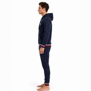 Survêtement pour homme avec tissu résistant, coupe confortable et design moderne pour les activités décontractées et sportives - Product Image 3