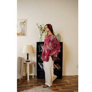 Ensemble Kurti et cordon en rayonne et coton rouge cerise, design élégant, coupe confortable et allure ethnique stylée - Product Image 1