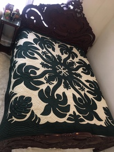 Colcha Hawaiana Tradicional Hecha a Mano por Diseñadores, con Apliques Hechos a Mano |   Cubrecama con Estampado de Palmeras Tropicales y Piñas en Verde Oscuro y Crema - Product Image 4