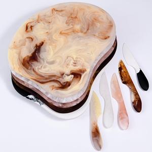 Couteau à fromage incurvé en résine marbrée ambre, fait main, pour beurre et charcuterie, ustensile de service durable, écologique et compatible lave-vaisselle - Product Image 5