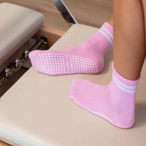 Chaussettes de sport antidérapantes en coton extensible respirant et confortable pour yoga, pilates et fitness, idéales pour l'entraînement en intérieur - Product Image 5