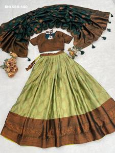 Conjunto Lehenga-Choli-Dupatta de Seda Tradicional India con Tejido Zari y Bordado en Contraste, Aspecto Elegante, Venta al Por Mayor - Product Image 2