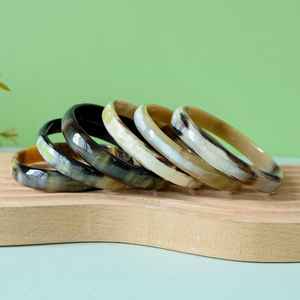 Conjunto de Brazaletes de Cuerno de Búfalo Natural Pulido y Ecológico, Hechos a Mano, de Tono Mixto y Apilables - Product Image 4