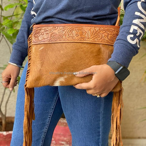 Bolso con flecos de cuero de vaca tallado a mano para mujer - Product Image 2