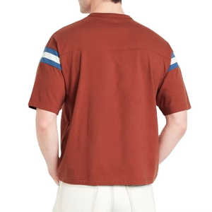 Camiseta Unisex 2026 para Hombre, Color Rojo Óxido con Rayas en las Mangas, Estilo Casual Deportivo, Cuello Redondo, Media Manga, Cómoda, Ropa Urbana de Verano, Moderna - Product Image 6