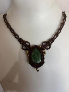 Collier ras du cou en macramé de jaspe vert fait main, vente en gros, perles de laiton tissées style bohème, fournisseur de bijoux fantaisie en pierres précieuses - Product Image 1