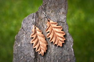 Collier pendentif feuille de chêne en bois, breloque en bois sculpté naturel, bijou artisanal sur cordon noir, décoration faite à la main - Product Image 4