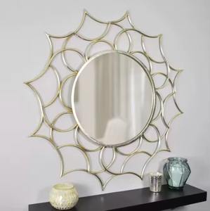 La cadre de miroir en métal fleuri ajoute une touche moderne tout en restant neutre et évoluant avec votre décoration. - Product Image 3