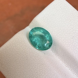 Piedra Preciosa de Esmeralda Zambiana Natural de 1.60 Quilates, Corte Ovalado Verde Intenso, Facetada, Suelta, para Joyería - Product Image 4