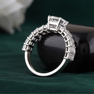 Anillo de Compromiso con Diamante Cultivado en Laboratorio, Corte Esmeralda de 2.93 CT, Oro Blanco de 14K, Claridad VS1, Piedra Principal Zafiro - Product Image 3