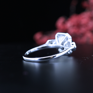 Anillo de compromiso de plata de ley 925 con moissanita de corte esmeralda y 3 diamantes laterales de corte baguette para mujer, venta al por mayor - Product Image 4