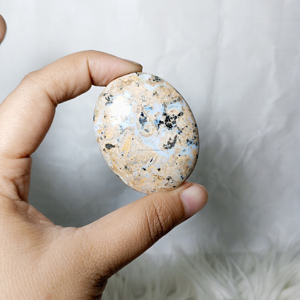 หินแดสเปอร์ Dendrite ธรรมชาติขนาด45x35x15มม. จากประเทศอินโดนีเซียอัญมณีปาล์มนมขัดด้วยมือสำหรับการรักษา30ชิ้น/กิโลกรัม - Product Image 4