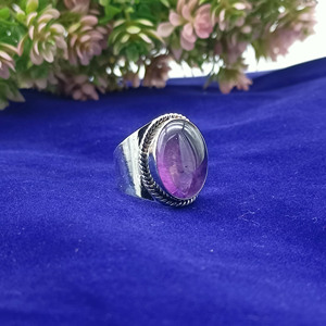 แหวนแต่งงานผู้หญิงสไตล์โบฮีเมียนฮิปปี้ เงินแท้ 925 ประดับพลอยอเมทิสต์สีม่วงธรรมชาติ รูปไข่ ตัวเรือนแบบฝังขอบ ประดับพลอยเม็ดใหญ่ ดีไซน์หรูหรา - Product Image 4