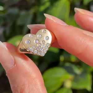 Bague Cœur Audacieuse en Or Massif 14K avec Diamant de Laboratoire Taille Ronde, pour Unisexe, Idéale comme Cadeau Surprise pour Mariage - Product Image 1