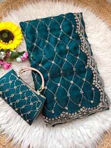 Sari Premium Reglance Space Silk con Trabajo de Calado, Patrón Golden Heritage, Bordado Original con Cuentas Doradas, Borde de Diseño con Calado, Sin Arrugas, de Secado Rápido - Product Image 3