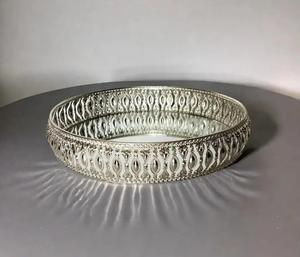 Plateau décoratif vintage en métal rond blanc pour servir des fruits secs, des bonbons et des événements culturels à prix d'exportation - Product Image 2