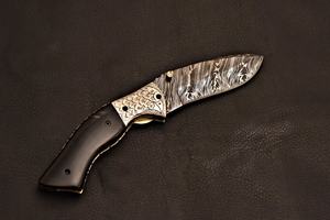 Couteau pliant artisanal en acier Damas, manche en corne noire, bolster gravé, couteau de chasse de poche personnalisé EDC Pasha 58HRC, garantie 3 ans - Product Image 6