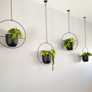 Jardinières suspendues en fer noir de qualité supérieure, style moderne minimaliste du milieu du siècle, pour plantes d'intérieur et d'extérieur, balcon. - Product Image 1