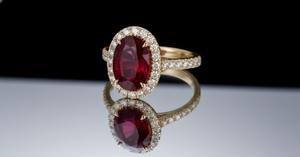 Anillo de compromiso cristiano de plata 925 chapado en oro de 14K con rubí de corte ovalado y engaste de puntas en forma de constelación, estilo minimalista, tercero. - Product Image 3